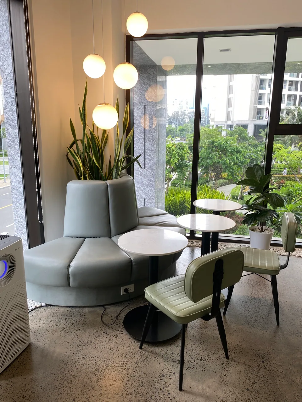 Đồ uống signature với trang trí lá bạc hà