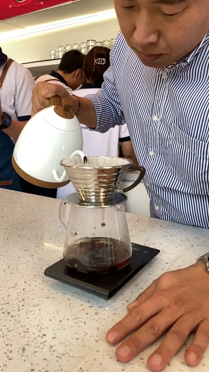 Khung hình dọc của ly cà phê đá