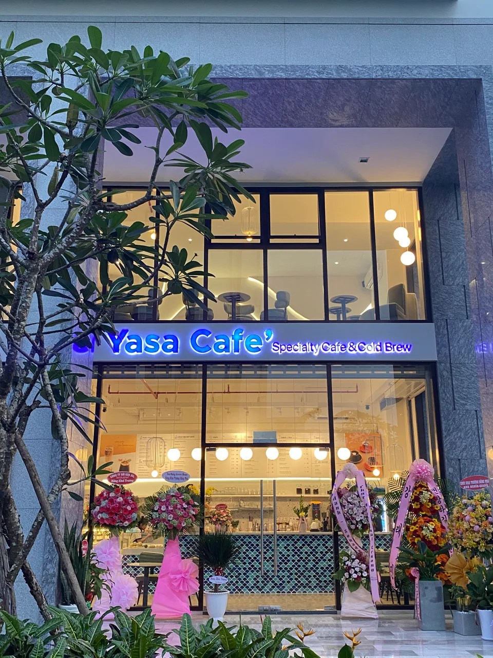 Cold brew cùng sổ tay trên bàn